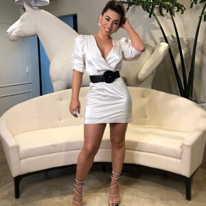 Naiara Azevedo apostou em vestido branco e sandália de tiras para sua live neste sábado, 13 de junho de 2020
