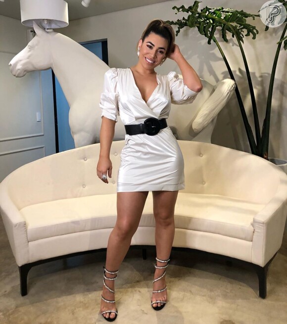 Naiara Azevedo apostou em vestido branco e sandália de tiras para sua live neste sábado, 13 de junho de 2020
