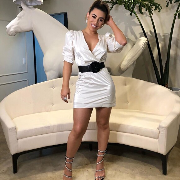Naiara Azevedo apostou em vestido branco e sandália de tiras para sua live neste sábado, 13 de junho de 2020