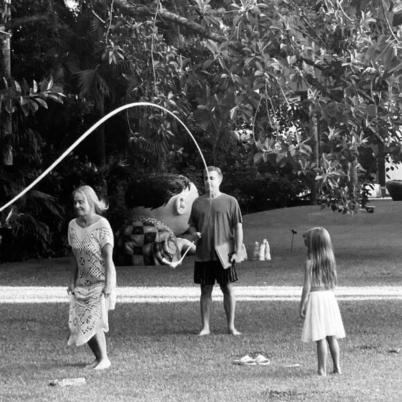 Angélica mostra vídeo cortando o cabelo do filho