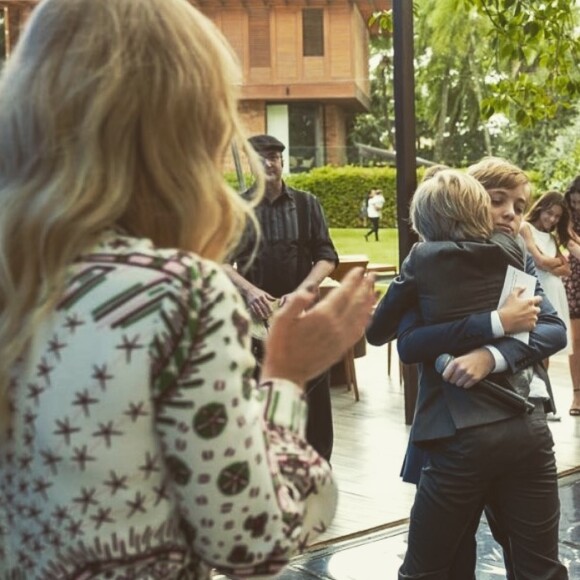 Angélica se diverte com o filho Benício