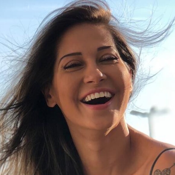 Mayra Cardi usa colar com aliança de antigos casamentos