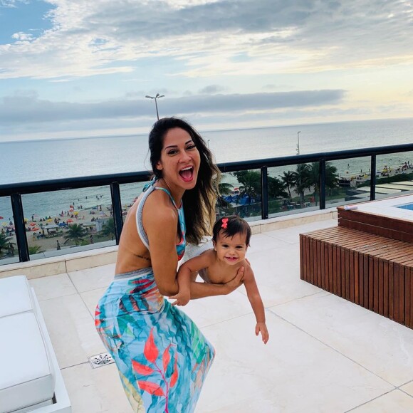 Mayra Cardi usa símbolo dos filhos em colar
