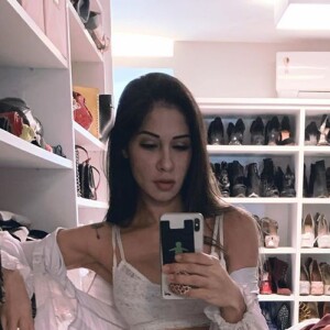 Mayra Cardi aposta em colar inusitado com aliança de casamento