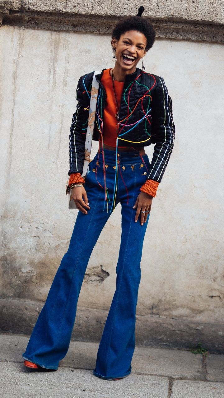 calça flare alonga a silhueta