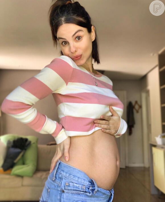Sthefany Brito exibiu barriga de gravidez em foto na web