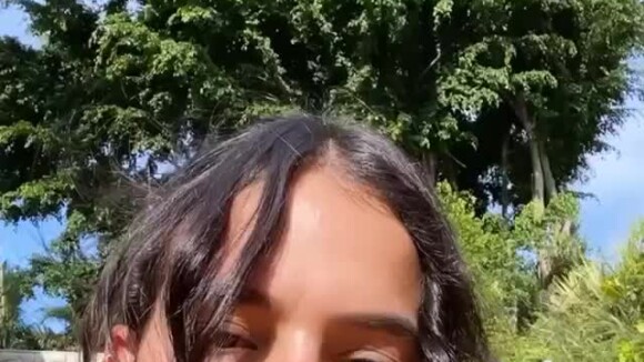 Vídeo: Bruna Marquezine exibe cabelo com cachos nas redes sociais