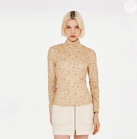Blusa de gola alta usada por Priscilla Alcântara é da marca Lebôh e custa R$ 129,00 na loja online
