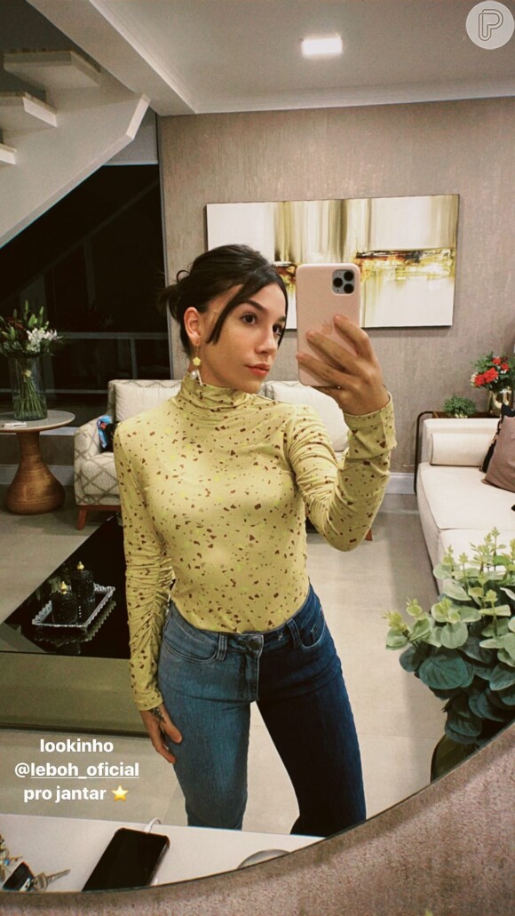 Priscilla Alcântara usou blusa de gola alta e calça jeans bicolor na segunda comemoração do aniversário de 24 anos