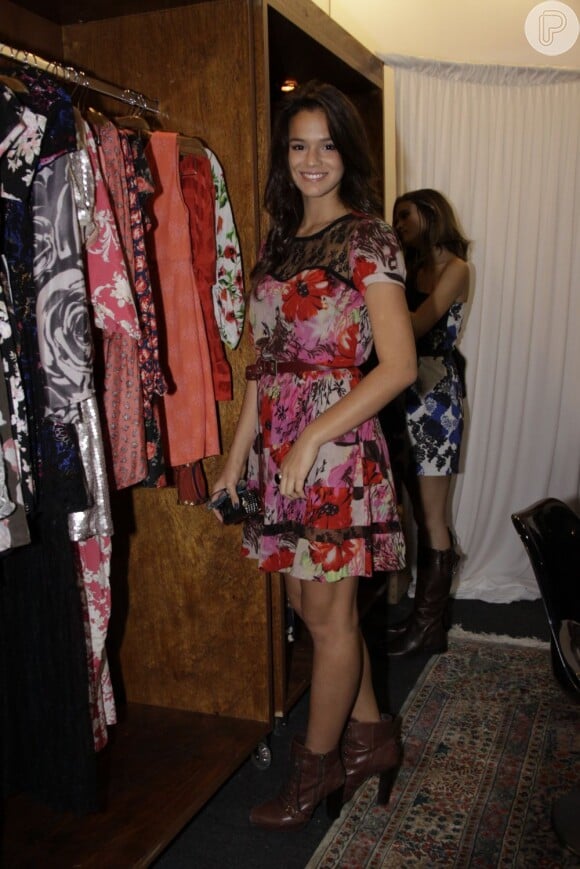 Bruna Marquezine escolheu um vestido estampado e com transparência para ir ao Fashion Rio Verão 2011