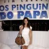 Bruna entrou no clima de neve e escolheu um vestido branco para assistir ao filme 'Os Pinguins do Papai', em 2011