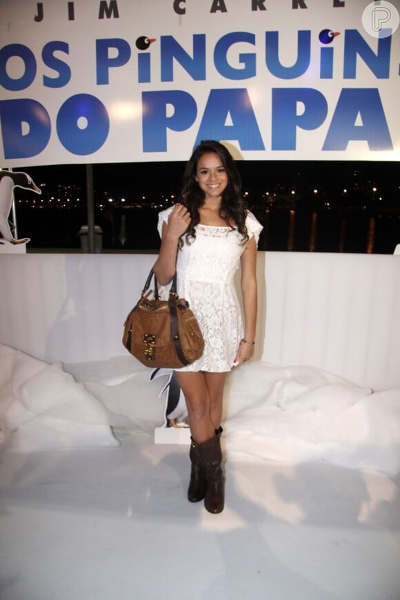 Bruna entrou no clima de neve e escolheu um vestido branco para assistir ao filme 'Os Pinguins do Papai', em 2011