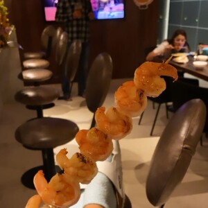 Bruna Marquezine assiste live de Ivete Sangalo, mostra a irmã, Luana, comendo e se delicia com espetinho de camarão