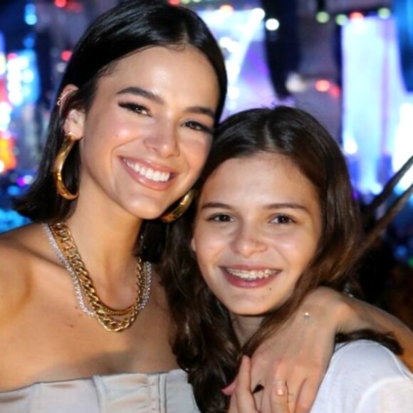 Bruna Marquezine e a irmã, Luana, apostaram em looks típicos de festa junina