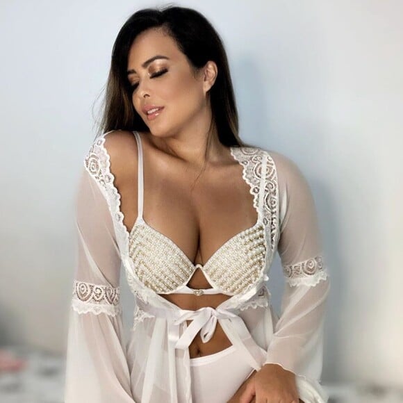 Geisy Arruda faz foto de calcinha e sutiã na cama