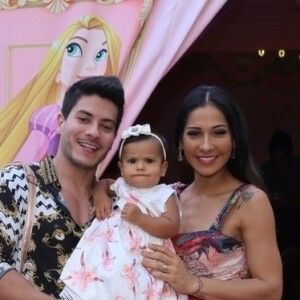 Arthur Aguiar e Mayra Cardi são pais da pequena Sophia, de 1 ano