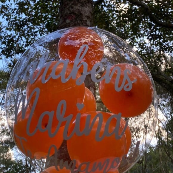 Festa íntima de Marina Ruy Barbosa teve mesa de bolo decorada e balões