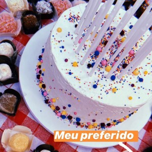 Marina Ruy Barbosa mostra detalhes dos docinhos e do bolo de sua festa íntimista de 25 anos