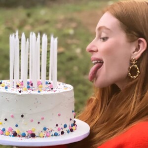 Marina Ruy Barbosa dispensa maquiagem em produção de aniversário de 25 anos