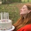 Marina Ruy Barbosa combina cargidan vermelho com par de argolas douradas em look de aniversário