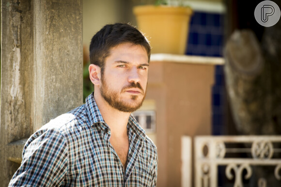 Marco Pigossi encerrou contrato com a TV Globo e estreou como ator de série pela Netflix