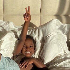 Filho de Bruno Gagliasso, Bless encantou a web ao se elogiar: 'Que amor!'