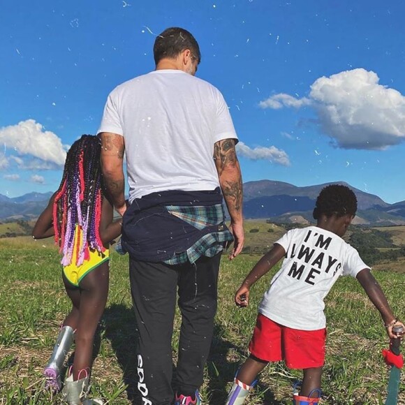 Bruno Gagliasso compartilha vários momentos com os filhos, Títi, de 7 anos, e Bless, de 6
