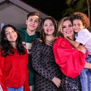 Simony é mãe de quatro filhos, Ryan, Aysha, Pyetra e Anthony