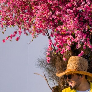 Fernando aposta em look estiloso para live com Sorocaba