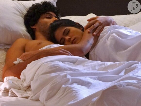 Isadora (Antonia Morais) e Ronaldo (Jesus Luz) passam a noite juntos, em 'Guerra dos Sexos'
