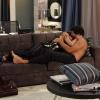 Ronaldo (Jesus Luz) e Isadora (Antonia Morais) dão amasso no sofá, em 'Guerra dos Sexos'
