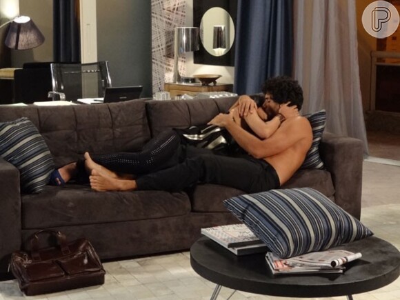 Ronaldo (Jesus Luz) e Isadora (Antonia Morais) dão amasso no sofá, em 'Guerra dos Sexos'