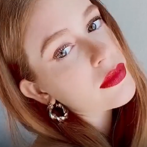 Marina Ruy Barbosa elege o batom Matte Tint Bordô Intenso 4.0