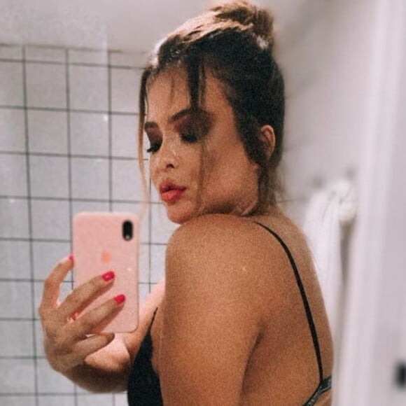 Geisy Arruda deixa corpo em evidência em foto sexy