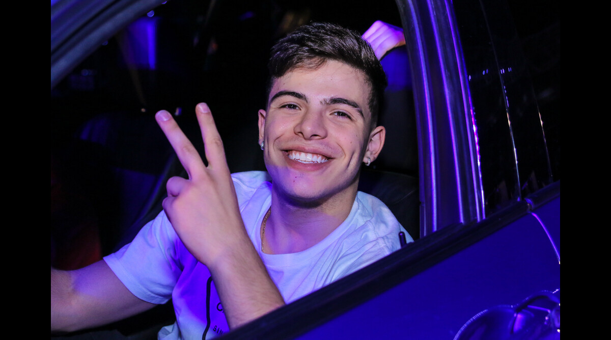 Foto: O ator Thomaz Costa compareceu ao culto em formato drive-in do ...