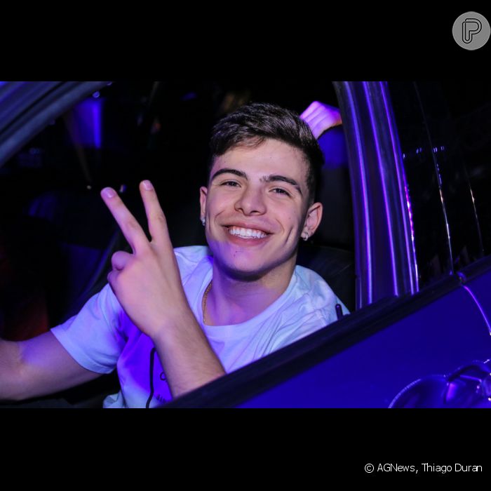 O ator Thomaz Costa compareceu ao culto em formato drive-in do pastor ...