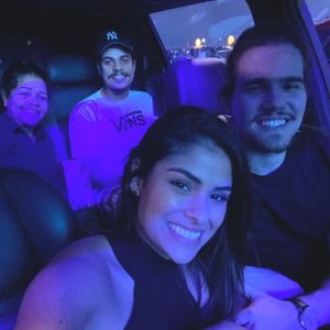 Munik Nunes faz selfie no carro durante culto drive-in