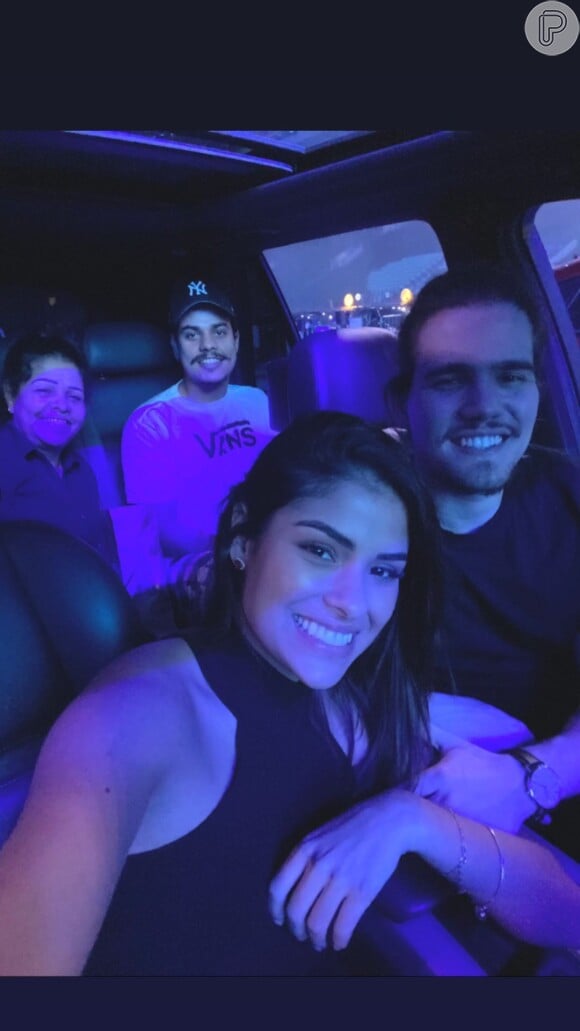 Munik Nunes faz selfie no carro durante culto drive-in