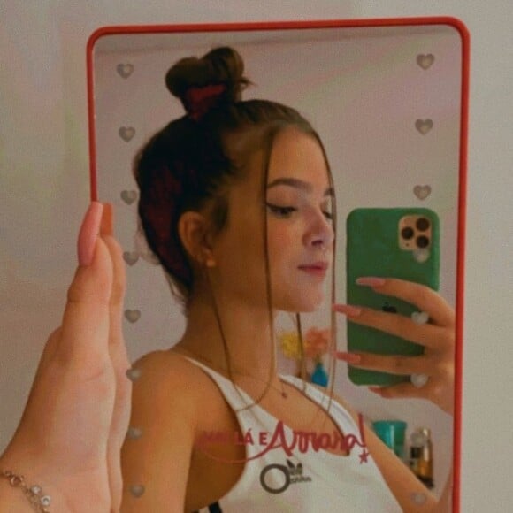 Mel Maia inspira com penteado com coque alto e unhas longas em formato bailarina