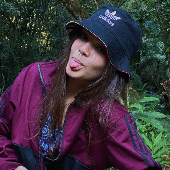 Mel Maia aposta na tendência do chapéu bucket da marca Adidas