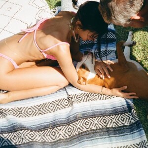 Bruna Marquezine, de biquíni, brinca com a cadela Amêndoa