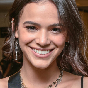 Bruna Marquezine aparece com cadela Amêndoa em foto, em 11 de julho de 2020