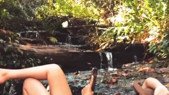 Maraisa relaxa em passeio na cachoeira