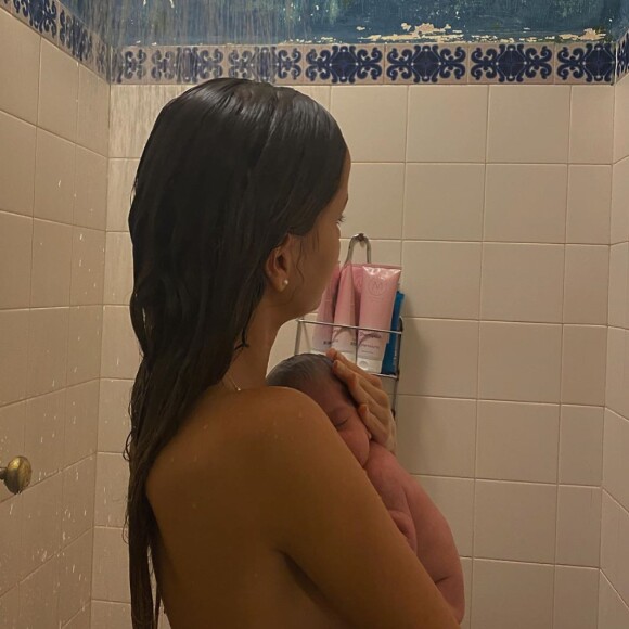 Biah Rodrigues contou que o filho, Theo, fica calmo quando toma banho de chuveiro