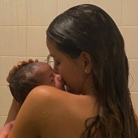 Biah Rodrigues toma banho de chuveiro com filho, Theo, de 1 mês: 'Agarradinho'