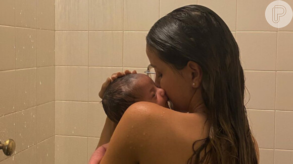 Biah Rodrigues toma banho de chuveiro com filho, Theo, de 1 mês. Confira fotos postadas pela modelo nesta terça-feira, dia 14 de julho de 2020
