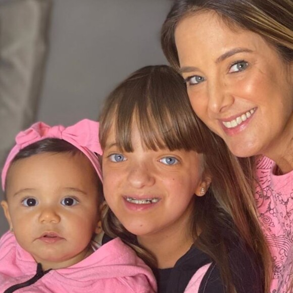 Filhas de Ticiane Pinheiro andam de patinete e esbanjam fofura