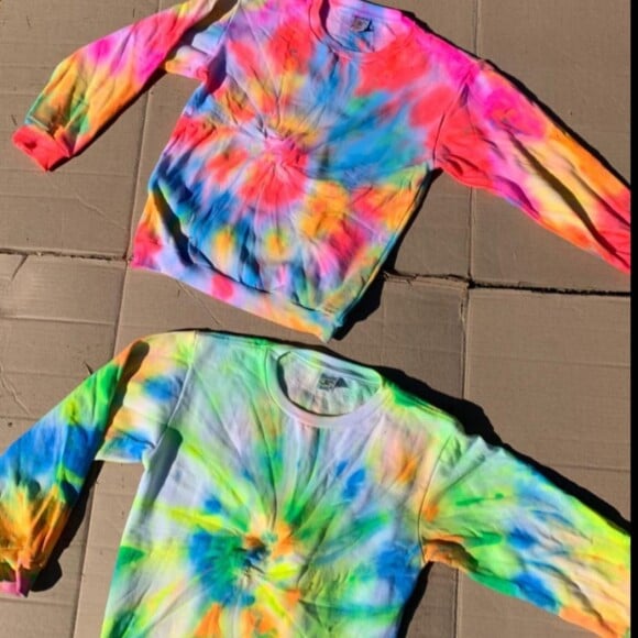 Filhas de Ticiane Pinheiro faz tie dye e exibe resultado