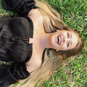 Carla Diaz ganha homenagem dos fãs e se emociona