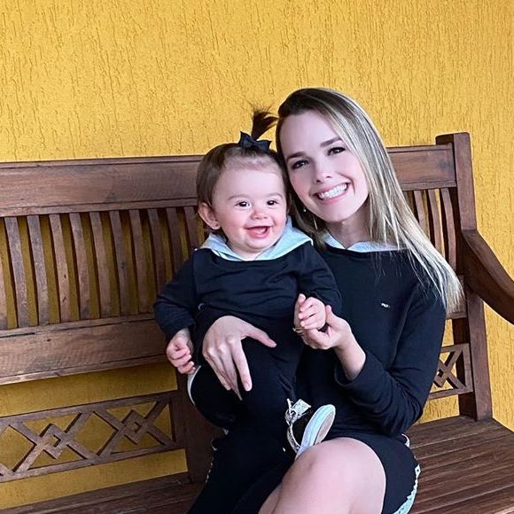 Filha de Thaeme faz caras e bocas em resposta ao convite da mãe